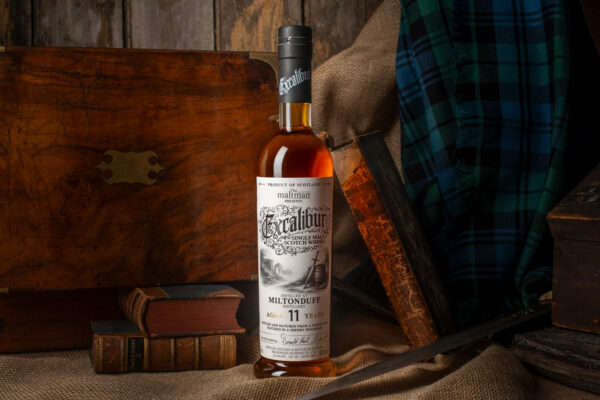 Meadowside Blending Excalibur eine Flasche Whisky steht in einem Raum, umgebend von schottischen Utensilien