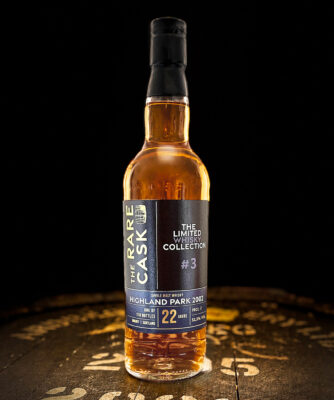 The Rare Cask Highland Park 2002 eine Flasche The Rare Cask Highland Park 2002 steht auf einem Holzfass