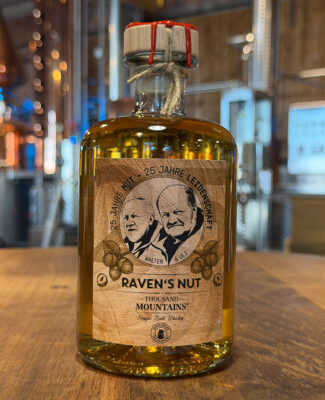 Thousand Mountains Raven's Nut eine Flasche Whisky
