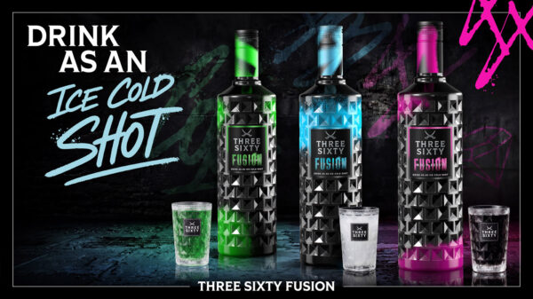Three Sixty Fusion drei Flaschen Three Sixty Fusion nebst Shotgläsern in dunkler Umgebung, teilweise Text