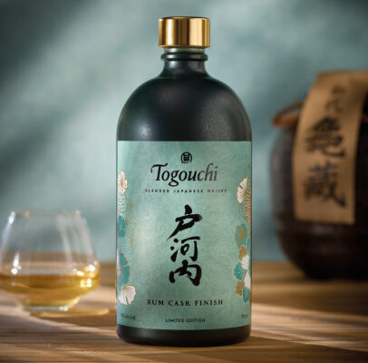 Togouchi Rum Cask Finish eine Flasche Togouchi Rum Cask Finish, im Hintergrund ein Glas und ein japanisches Tongefäß