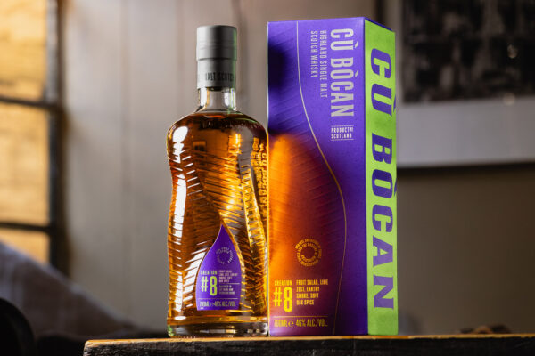 eine Flasche Tomatin Cù Bòcan Creation #8 nebst Geschenkverpackung auf einem Tisch