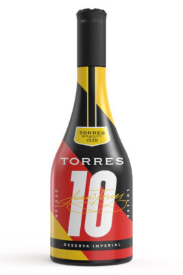 eine Flasche Torres 10 Reserva Imperial in den Nationalfarben Deutschlands