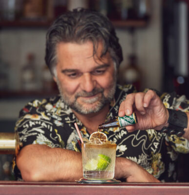 das Foto zeigt Adriano Paulus beim Mixen