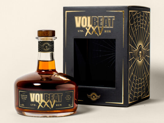 eine Flasche Volbeat XXV Limited Edition Rum nebst Geschenkverpackung