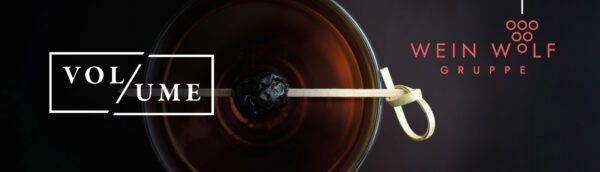das Foto zeigt einen Drink von oben, davor Text