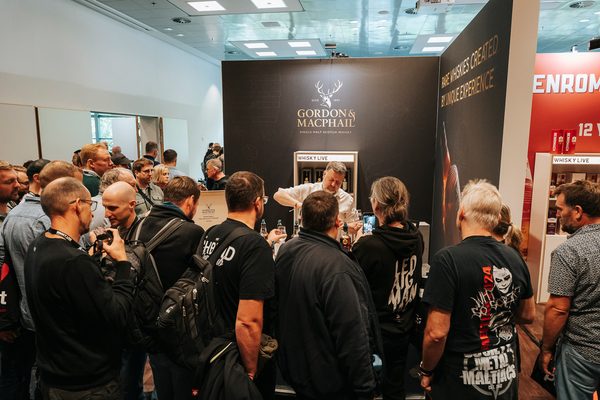 Whisky Live Germany 2026 Menschen stehen vor einem Messestand