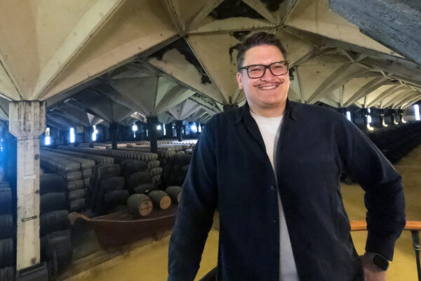 Dustin Hanselka das Foto zeigt Dustin Hanselka inmitten einer Bodega