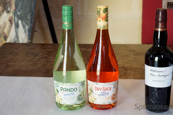 Pando Spritz und Dry Sack Spritz drei Flaschen stehen auf einem Tisch