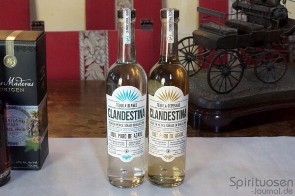 Clandestina Tequila zwei Flaschen Clandestina Tequila auf einem Tisch