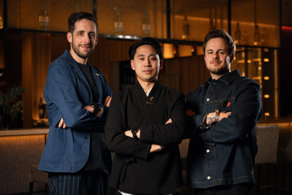 World Class 2026 Top 3 Österreich das Foto zeigt drei Menschen in einem Restaurant