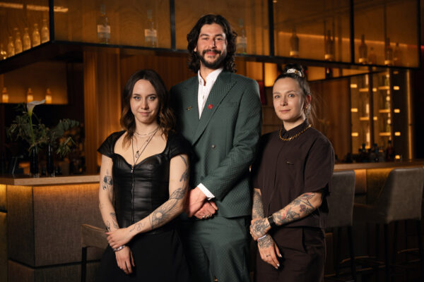 World Class 2026 Top 3 Deutschland das Foto zeigt drei Menschen in einem Restaurant