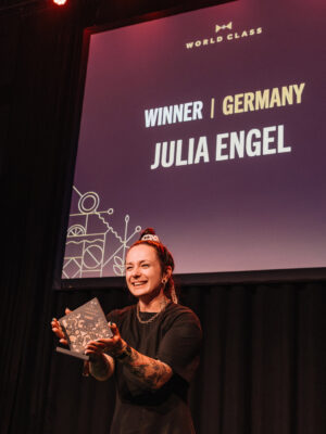 Julia Engel das Foto zeigt eine Frau mit einer Trophäe auf einer Bühne