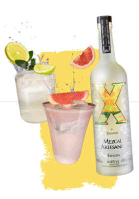 "Elderflower & Coconut MeXcalita" und "XPaloma" die Montage zeigt die Drinks "Elderflower & Coconut MeXcalita" und "XPaloma" neben einer Flasche X by Xiaman Mezcal