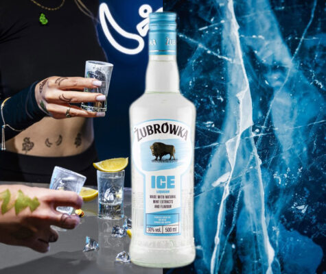 Żubrówka Ice die Montage zeigt eine Flasche Żubrówka Ice. Der zweigeteilte Hintergrund zeigt links Menschen, die mit Shots anstoßen, und rechts einen von Rissen durchzogenen Eisblock