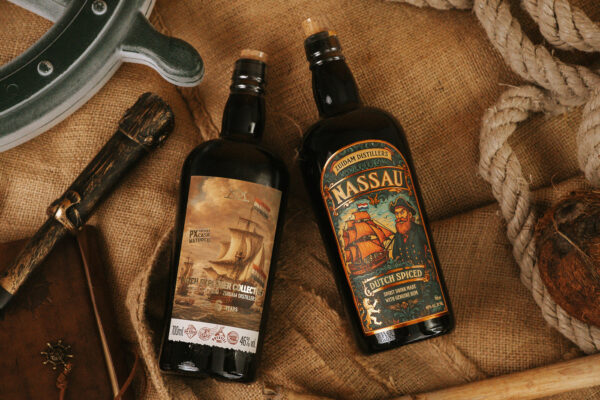 FRC Single Cask Rum Zuidam Distillers und Zuidam Nassau Dutch Spiced Rum zwei Flaschen Rum liegen nebeneinander. Links noch ein Fernglas, rechts ein Hanfseil